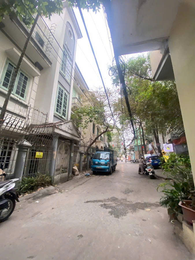BÁN NHÀ ĐÊ LA THÀNH. ĐÔNG ĐA. 95M2 3 MT 6M GIÁ 26 TỶ-  Ô TÔ 7 CHỖ VÀO NHÀ - GẦN PHỐ - PHÙ HỢP XÂY - Ảnh chính
