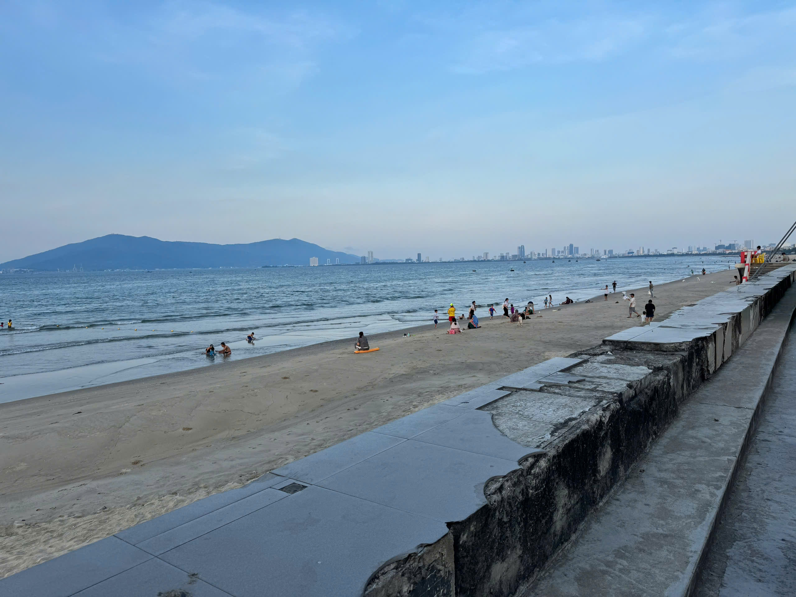 + Đất mặt tiền biển Nguyễn Tất Thành, khu bãi tắm trung tâm gần dự án khu phức hợp của vũ nhôm, - Ảnh chính