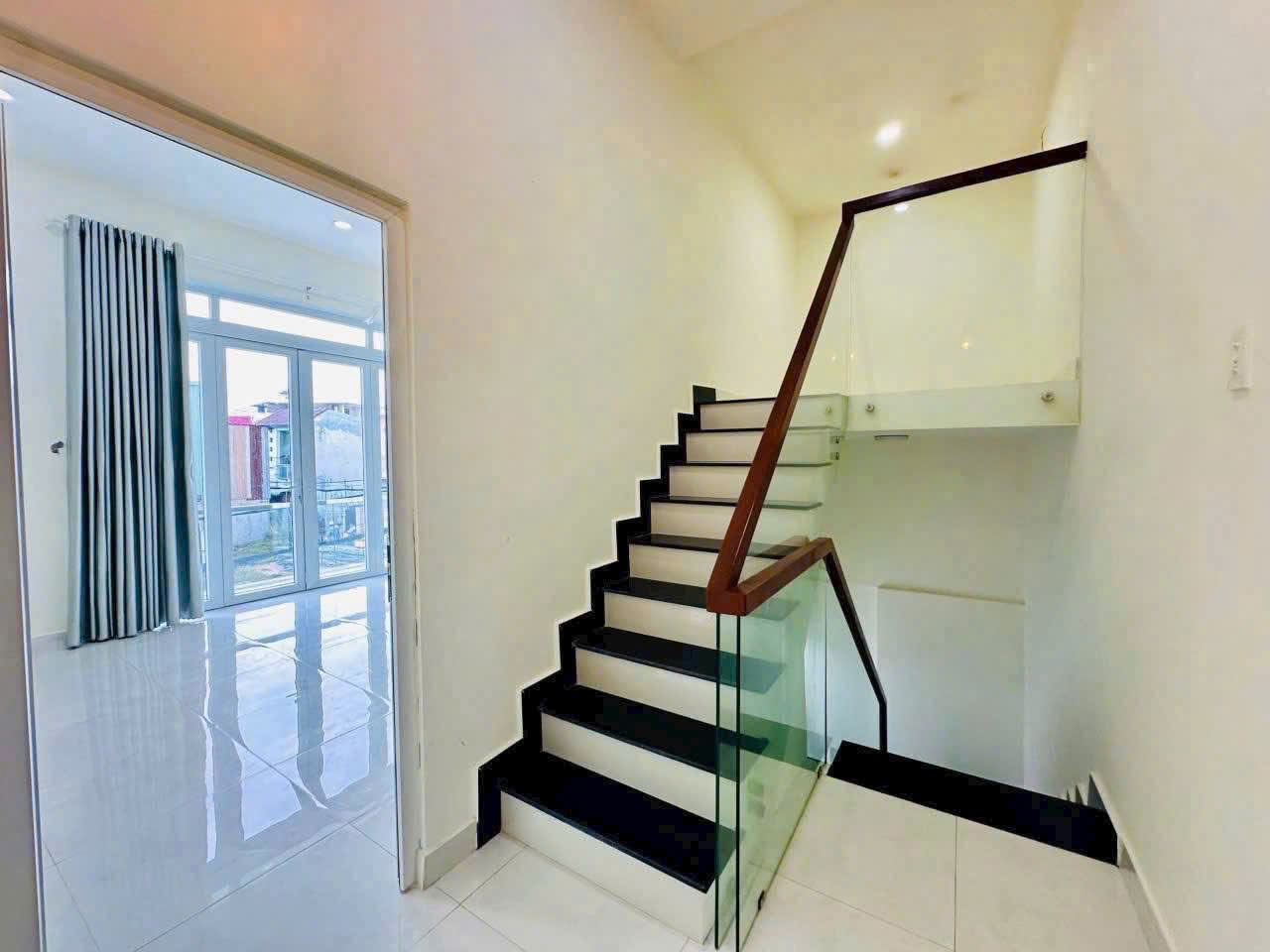 Cho thuê tx43 phường thạnh Xuân quận 12 <br>Nhà 3 phòng ngủ đường thông xe hơi<br> 1 trệt 1 lầu đường - Ảnh 2