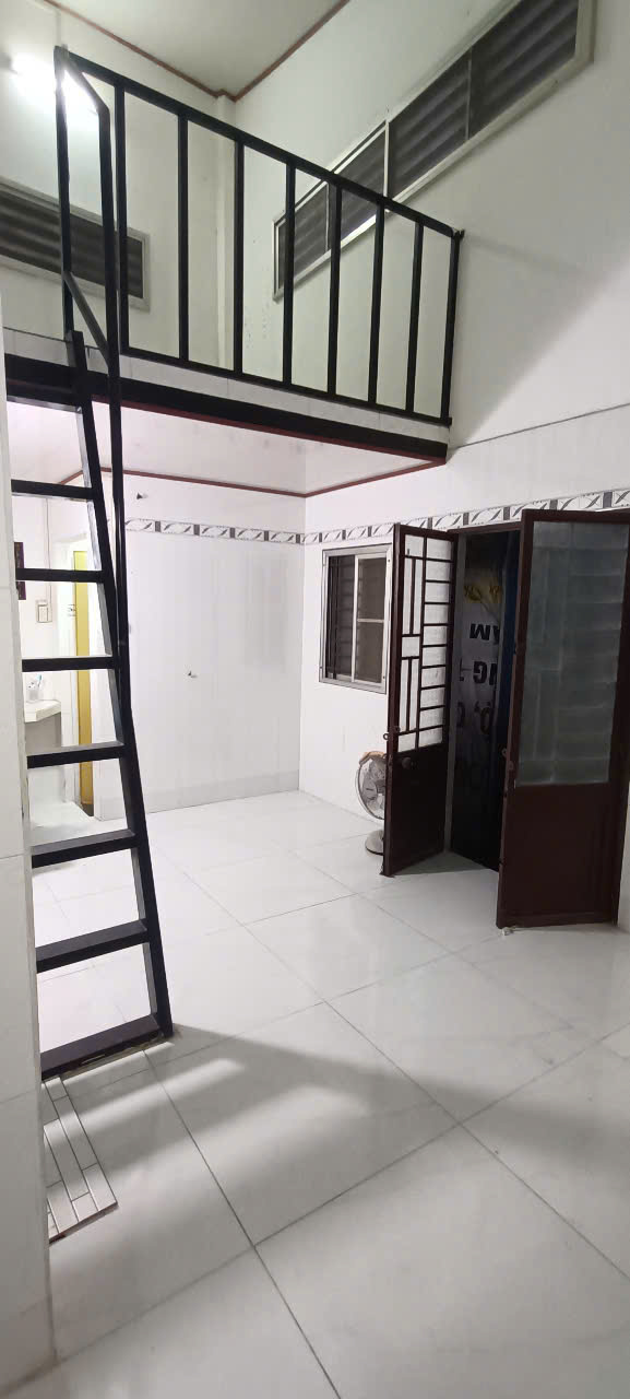 nhà trống có 3 phòng ngủ kết cấu trệt gác đúc mỗi phòng 20m2 và Có 2wc - Ảnh 1