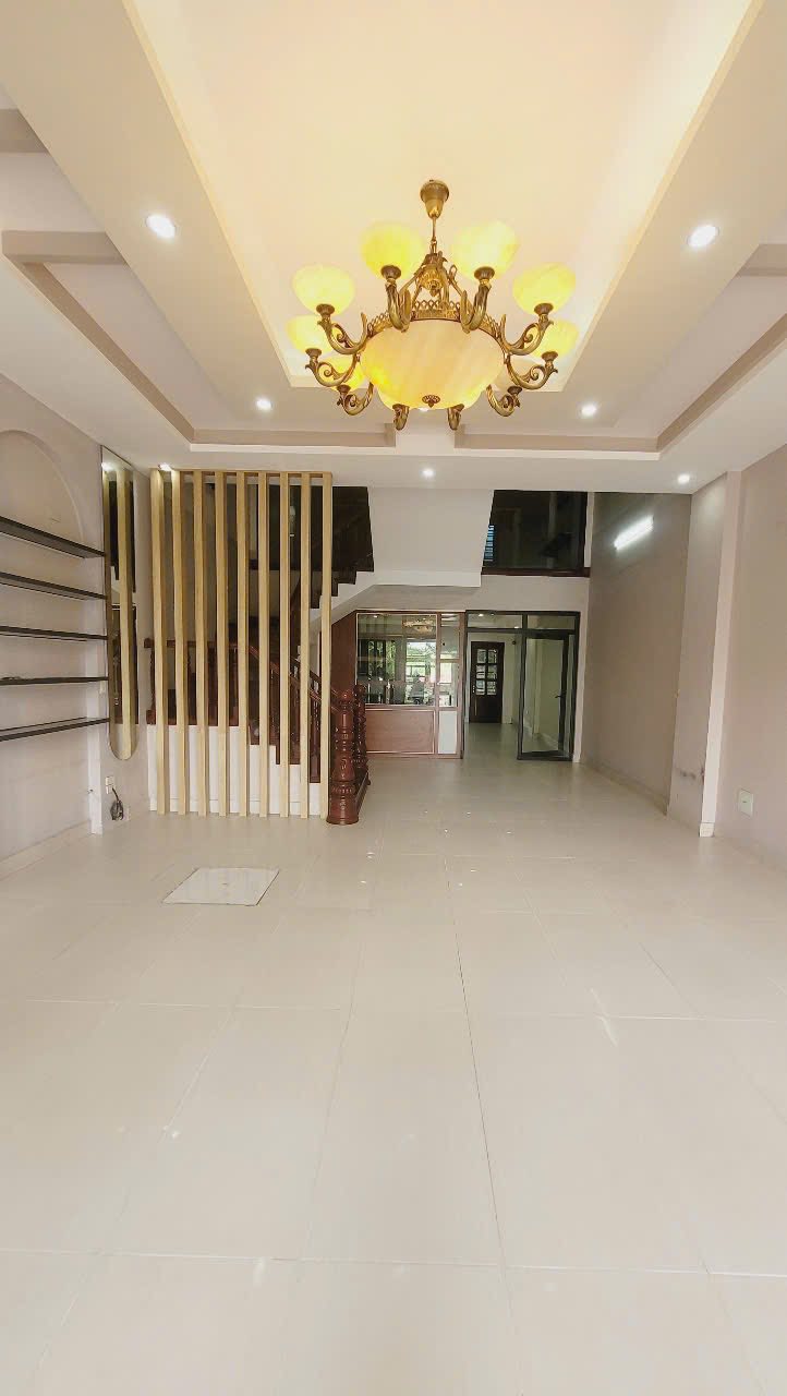 Cho thuê nhà 5 tầng mặt đường Phạm Văn Đồng, ph Thanh Bình, TP HD, 102m2, mt 6m, KD tốt - Ảnh chính