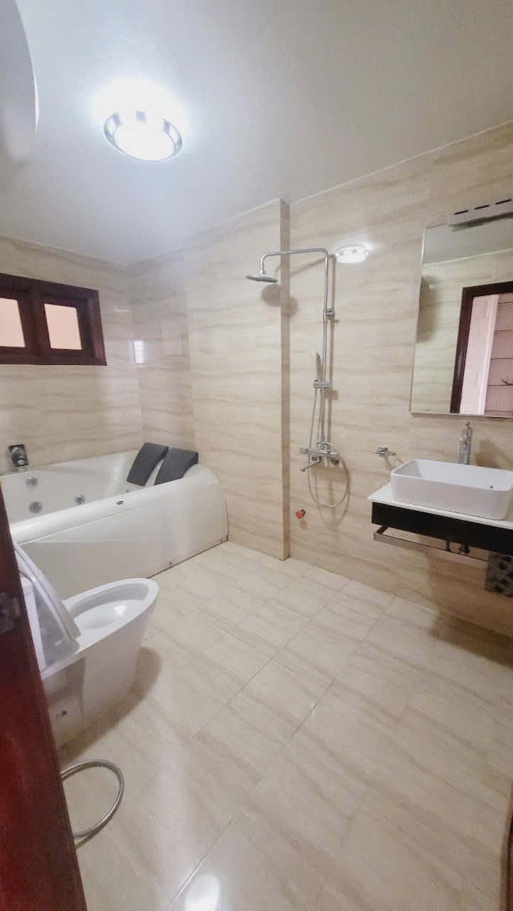 Cho thuê nhà 5 tầng mặt đường Phạm Văn Đồng, ph Thanh Bình, TP HD, 102m2, mt 6m, KD tốt - Ảnh 4
