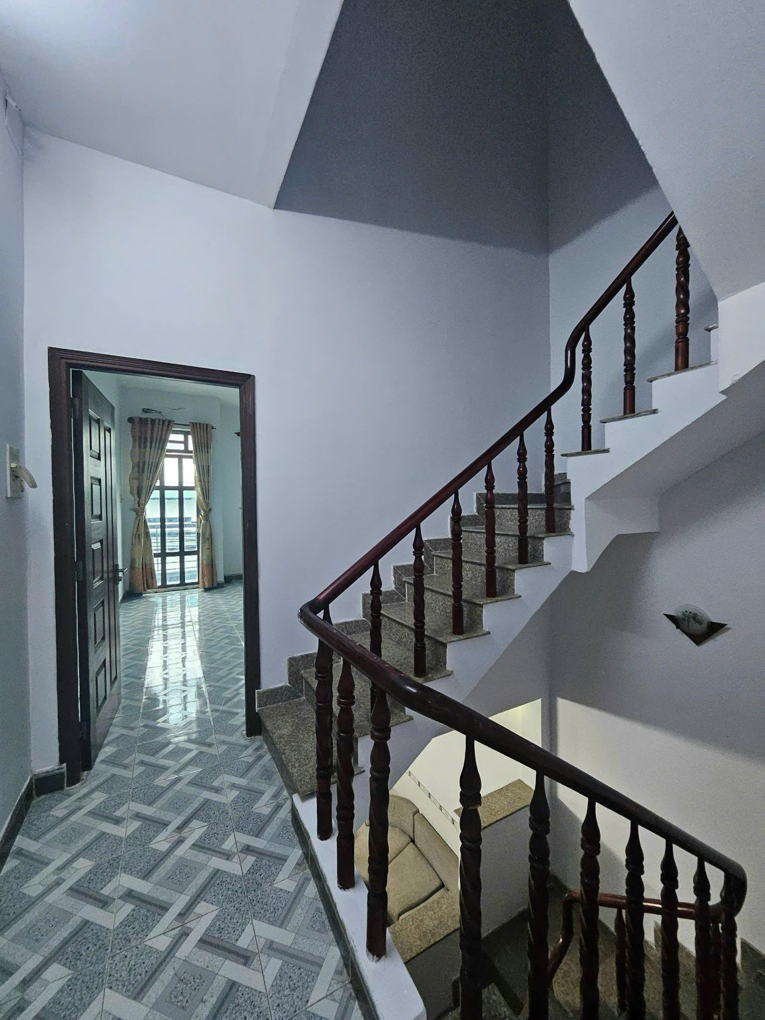 Nhà đẹp Quận 8, 3 tầng, 5 phòng ngủ, hẻm rộng – giá chỉ hơn 5 tỷ - Ảnh 3
