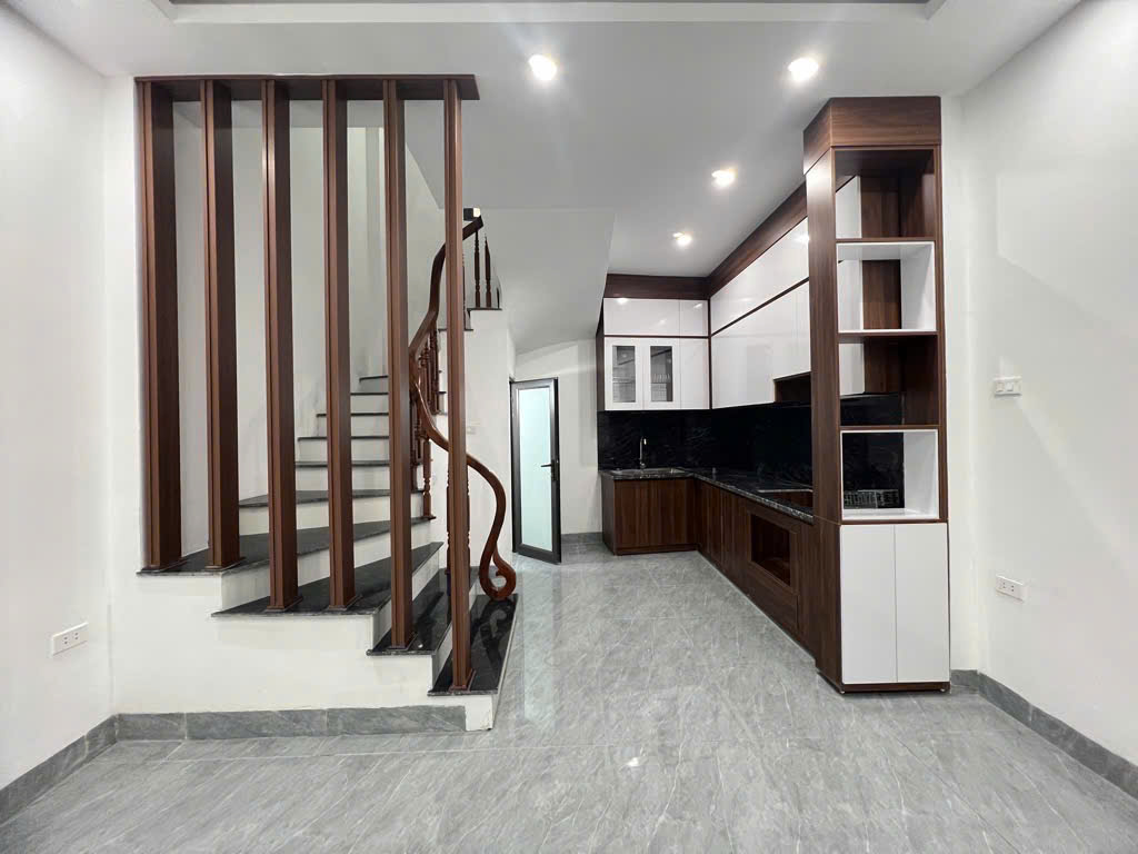 Bán Gấp Nhà Gia Quất , Long Biên 32m2, 5tầng , nhà mới , full nội thất - giá nhỉnh 4 tỷ - Ảnh chính