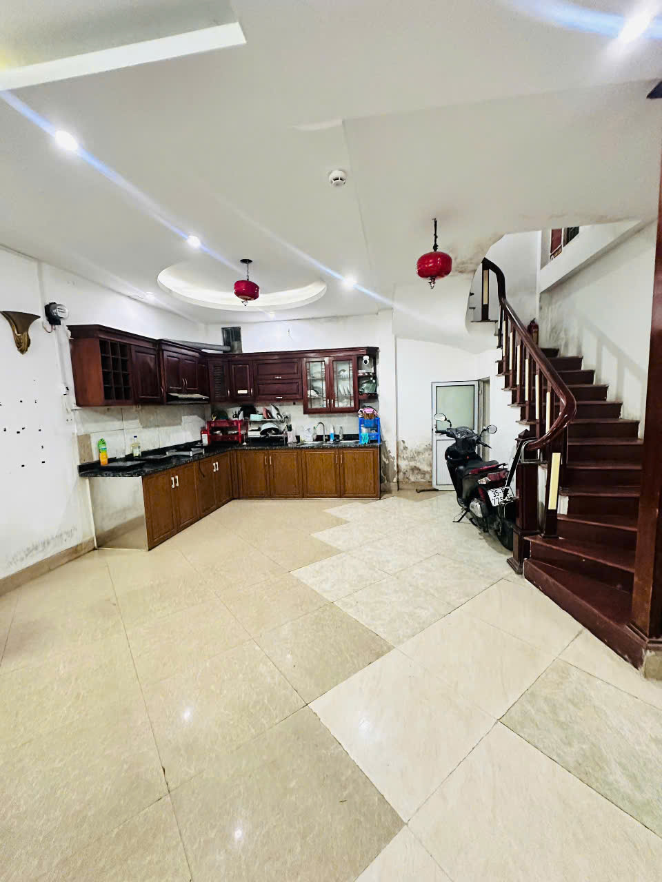 NHÀ CẦU GIẤY 40M2 5 TẦNG MONING ĐỖ CỬA NGAY SÂN ĐỖ Ô TÔ NGÀY ĐÊM CÁCH Ô TÔ TRÁNH 1 NHÀ 0961450400. - Ảnh chính