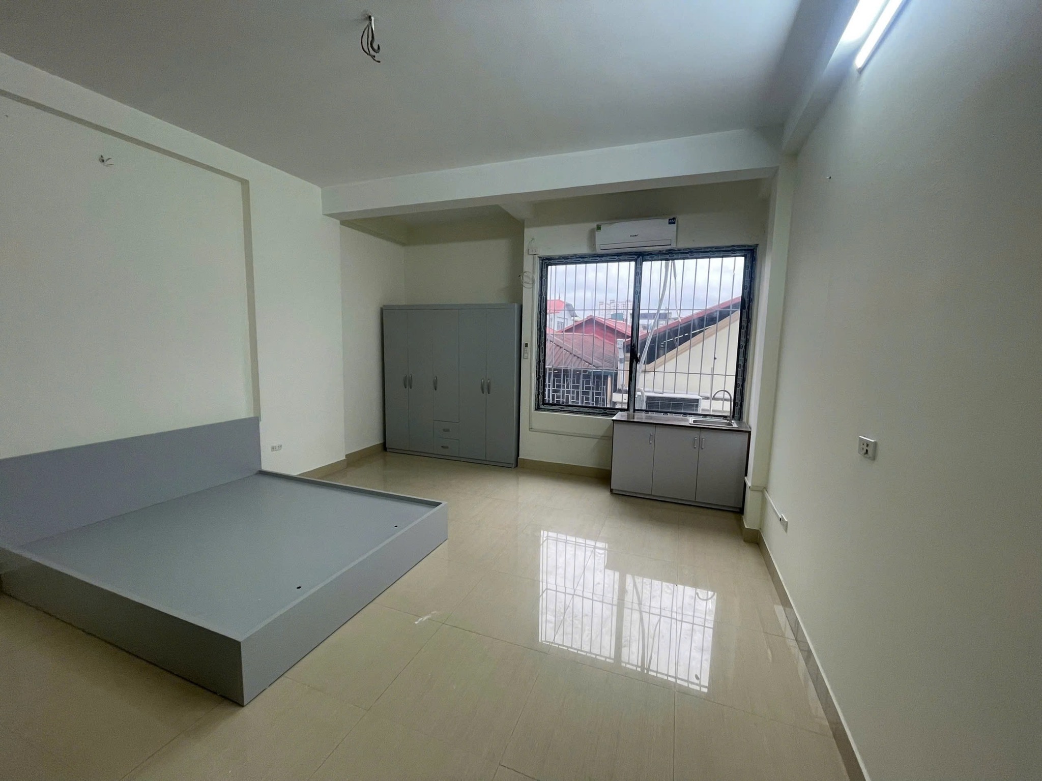 Cho thuê nhà nguyên căn ngõ 68 Cầu Giấy 35m x 5T, 4PKK giá 16 triệu, có ban công - Ảnh chính