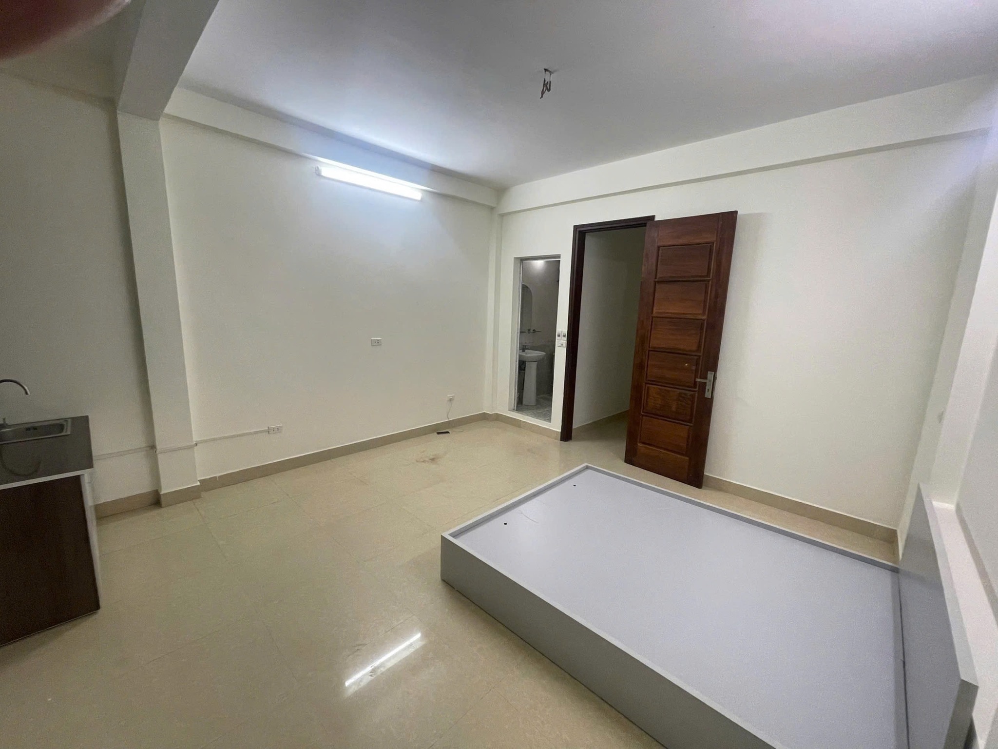 Cho thuê nhà nguyên căn ngõ 68 Cầu Giấy 35m x 5T, 4PKK giá 16 triệu, có ban công - Ảnh 1