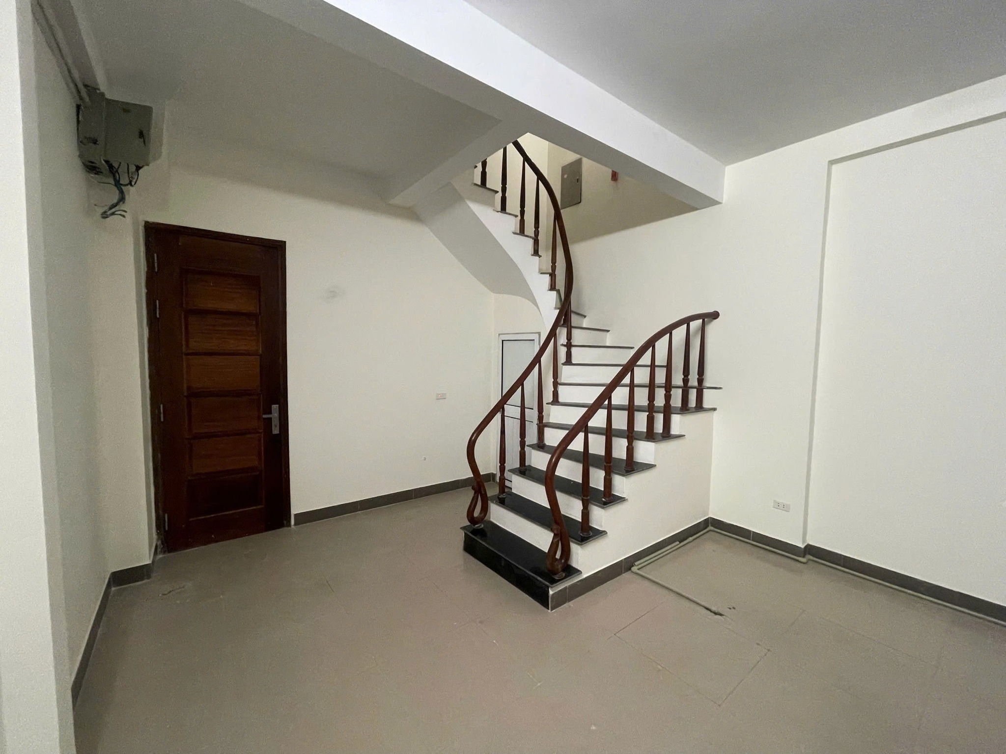 Cho thuê nhà nguyên căn ngõ 68 Cầu Giấy 35m x 5T, 4PKK giá 16 triệu, có ban công - Ảnh 2