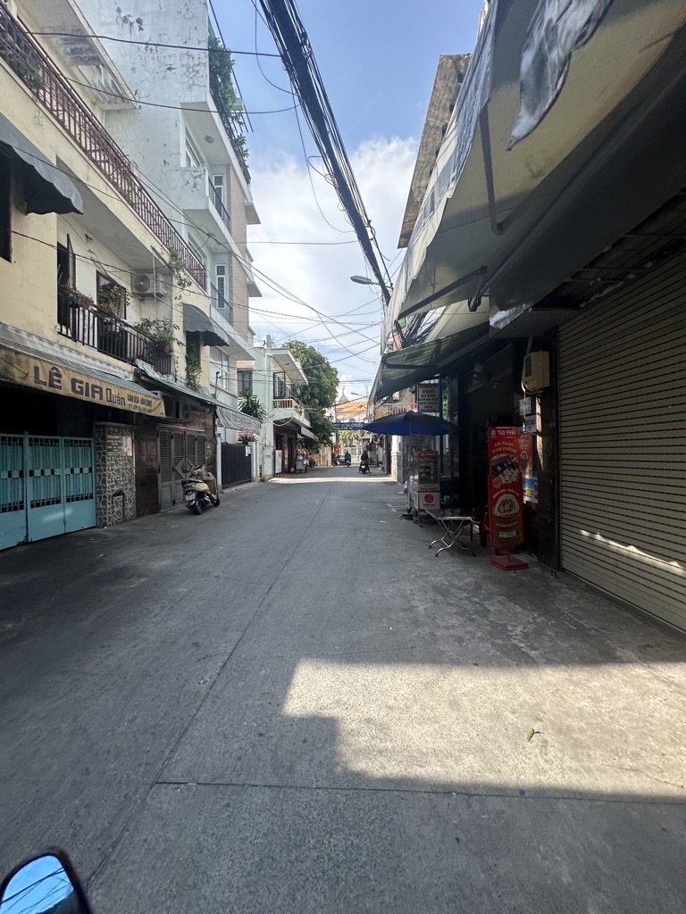 NHÀ BÁN ĐƯỜNG TÔN THẤT THUYẾT- XE HƠI TÓI NHÀ- THUẬN TIỆN ĐI  LẠI -TRỤC ĐƯỜNG THÔNG VỚI XÓM CHIẾU, - Ảnh chính