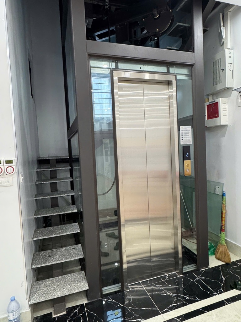 Phố Lạc Long Quân, 6 tầng TM, MT rộng, ô tô vào nhà, ở kết hợp KD, 55m chỉ 22.8 tỷ - Ảnh 1
