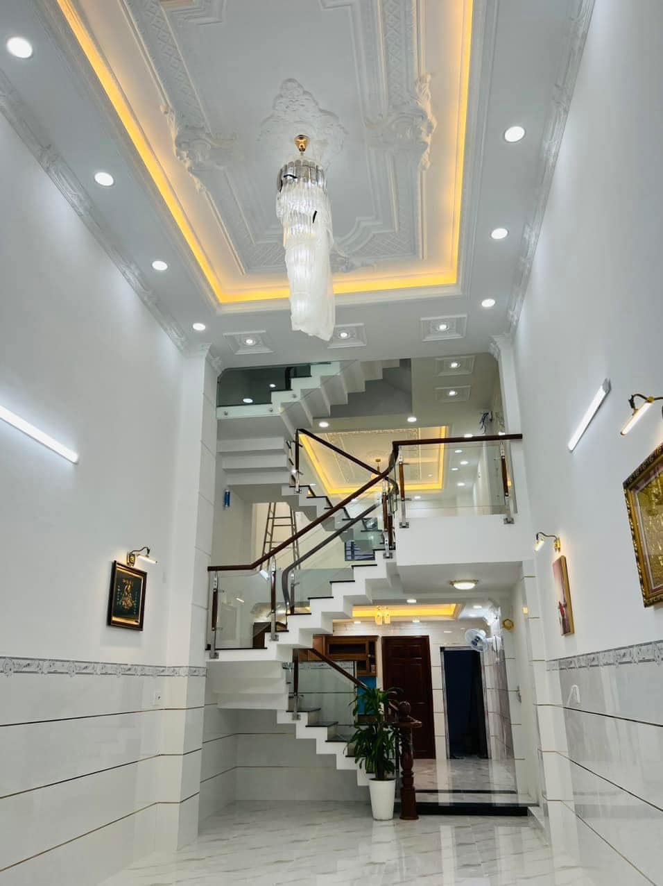 Nhà đẹp ngay bến xe Quận 8, đường Tạ Quang Bửu, 5 tầng mới đẹp chỉ 8 tỷ nhỉnh - Ảnh 1