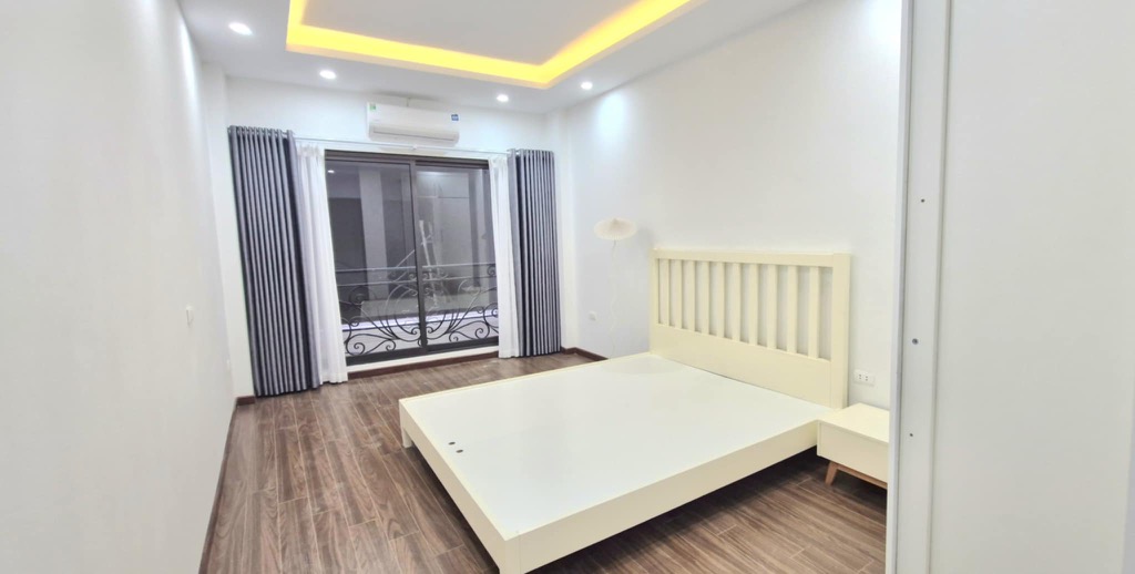 Vị trí trung tâm, ngõ rộng, thoáng, khu dân trí cao, an ninh tốt.  Full nội thất: - Ảnh 2