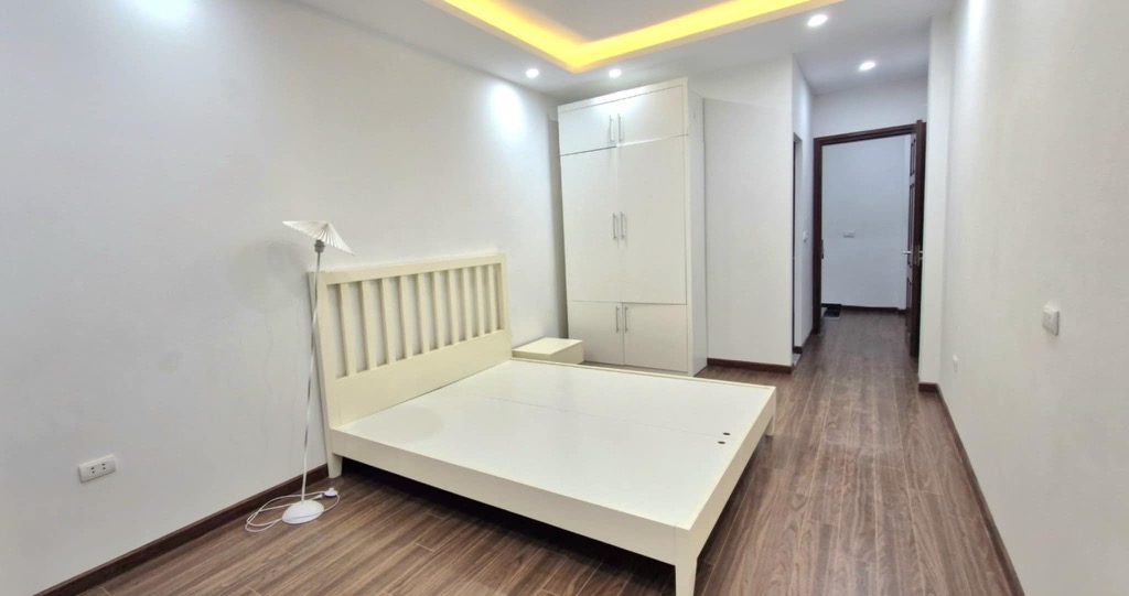 Vị trí trung tâm, ngõ rộng, thoáng, khu dân trí cao, an ninh tốt.  Full nội thất: - Ảnh 3