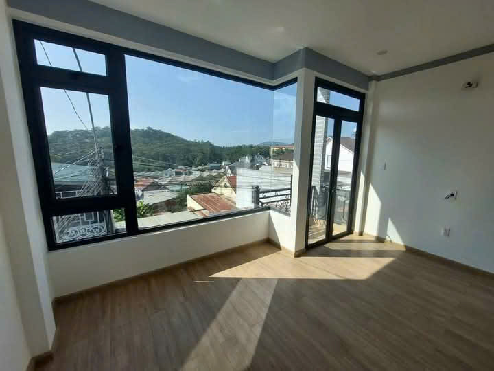 BÁN NHÀ PHƯỜNG 7 ĐÀ LẠT - 6,8 TỶ - Nhà hai mặt tiền đường, đường trước nhà 5m gần ủy ban - Ảnh 1