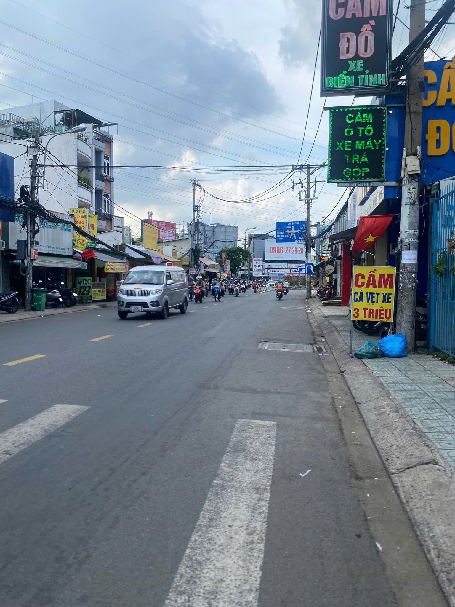 Bán nhà Mặt tiền Lê Quang Định - giao Phạm Văn Đồng, 8.5x43m, 4 Tấm, thuê 70tr, 56.9 tỷ - Ảnh chính
