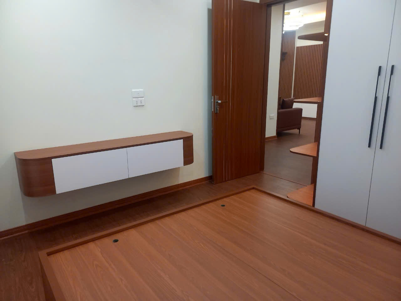 E chính chủ căn 3PN 2WC full đồ 93m2, cần gặp khách thiện chí có gia lộc - Ảnh 4