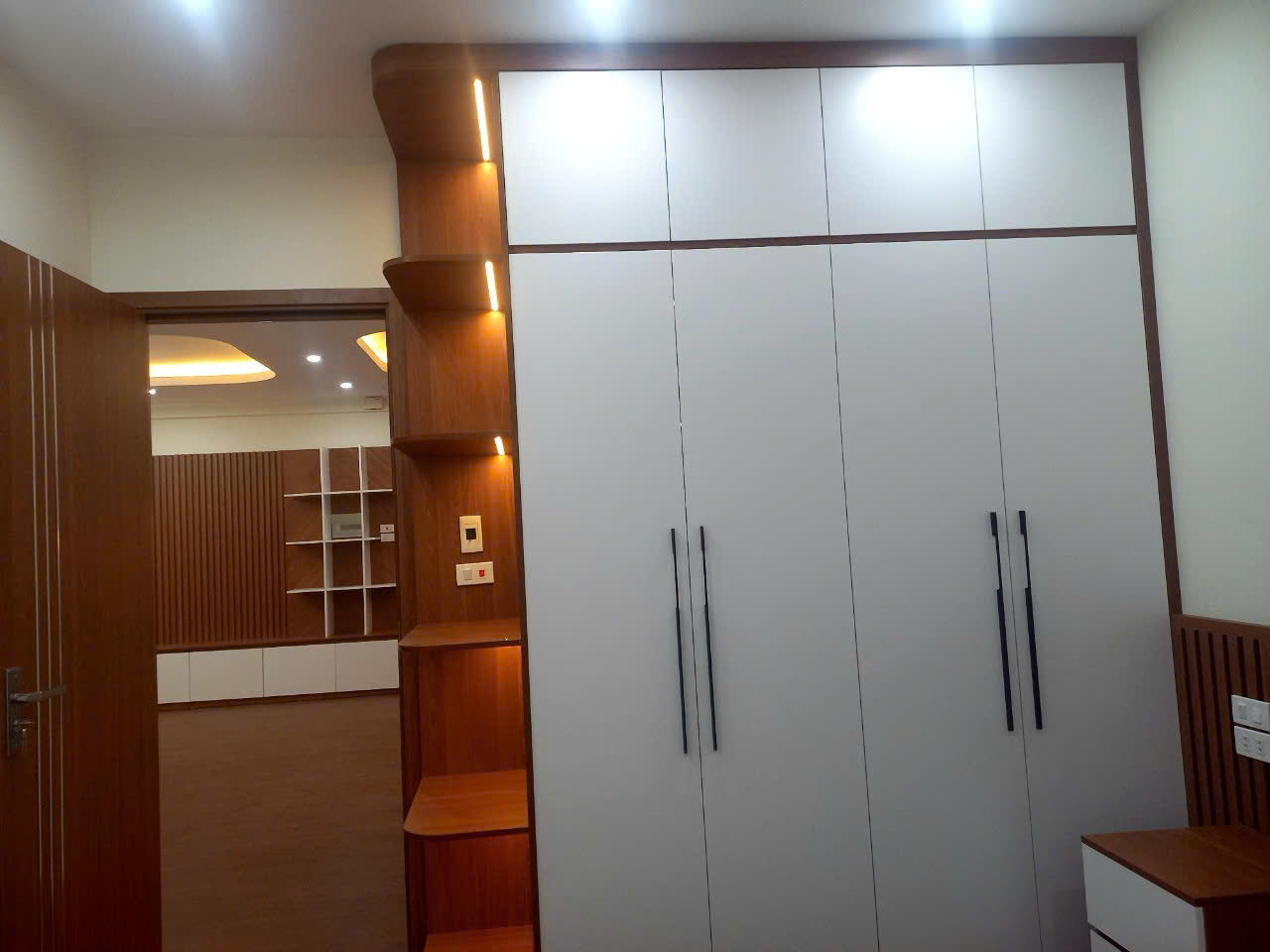 E chính chủ căn 3PN 2WC full đồ 93m2, cần gặp khách thiện chí có gia lộc - Ảnh 2