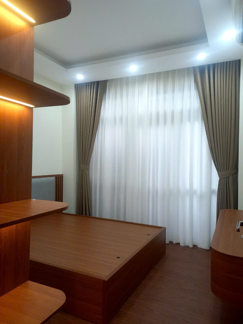 E chính chủ căn 3PN 2WC full đồ 93m2, cần gặp khách thiện chí có gia lộc - Ảnh 1