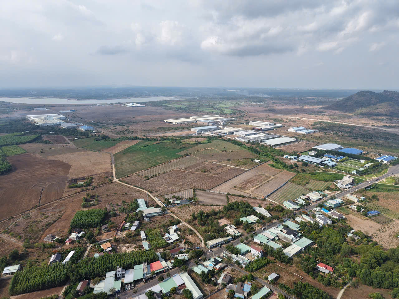 Nhượng quỹ đất 375.482m² gần Sonadezi Châu Đức, 3.000m² thổ cư, cạnh sân Golf 36 lỗ - Ảnh 1