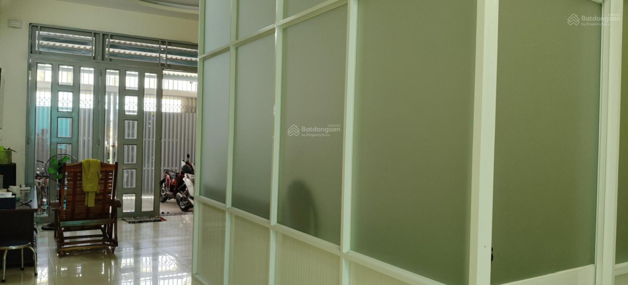 Bán nhà mặt tiền phố đúc 3 tầng, DT đất 108 m2 (5mx21m), KDC sầm uất, dân trí cao, đầy đủ tiện - Ảnh 1