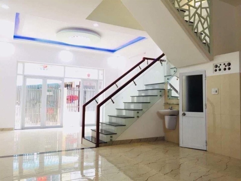♣ Nhà Kiệt hơn 3m Hoàng Diệu, 66m2, ngang 5.4m, vuông, 3 tầng cứng sạch, 3.xx tỷ - Ảnh 1