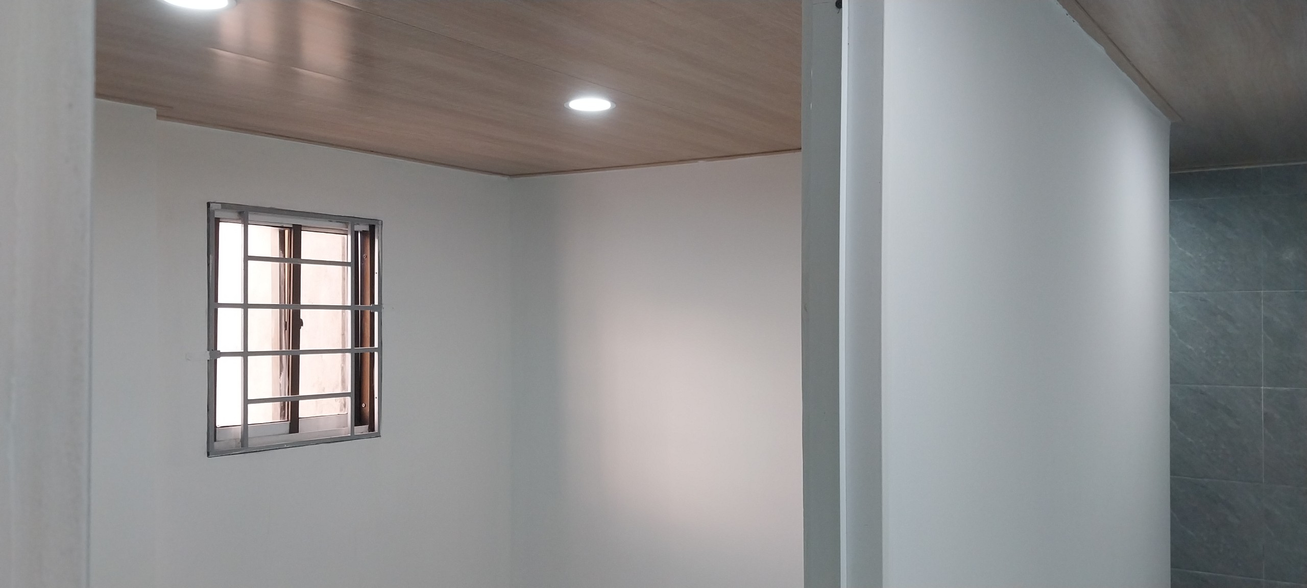 ♥ 1.7x tỷ nhà 2.5 tầng gần 471 Nguyễn Tất Thành, dầm trụ thép cứng, tường 20cm, sạch sẽ, đi bộ ra - Ảnh 3