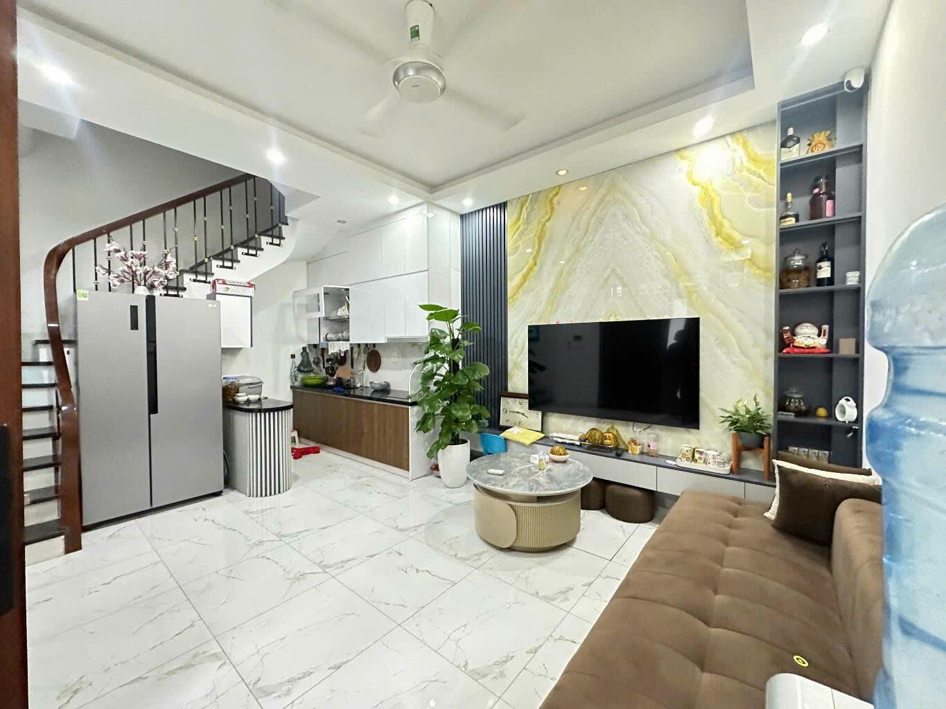 Lạc Long Quân 32m2 x Mặt tiền 6M - Nhà gần mặt phố. Trước nhà thoáng sáng. - Ảnh 1