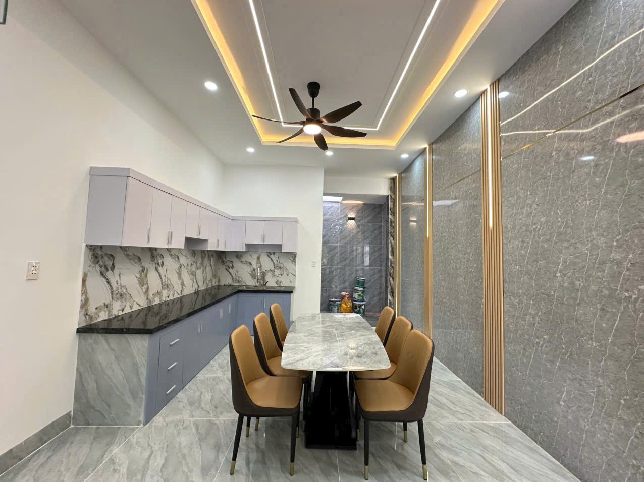 CẦN BÁN NHANH  Nhà 1 trệt 2 lầu + 1 tum sân thượng Vị Trí Tại Thị Xã Thuận An, Tỉnh Bình Dương - Ảnh 2