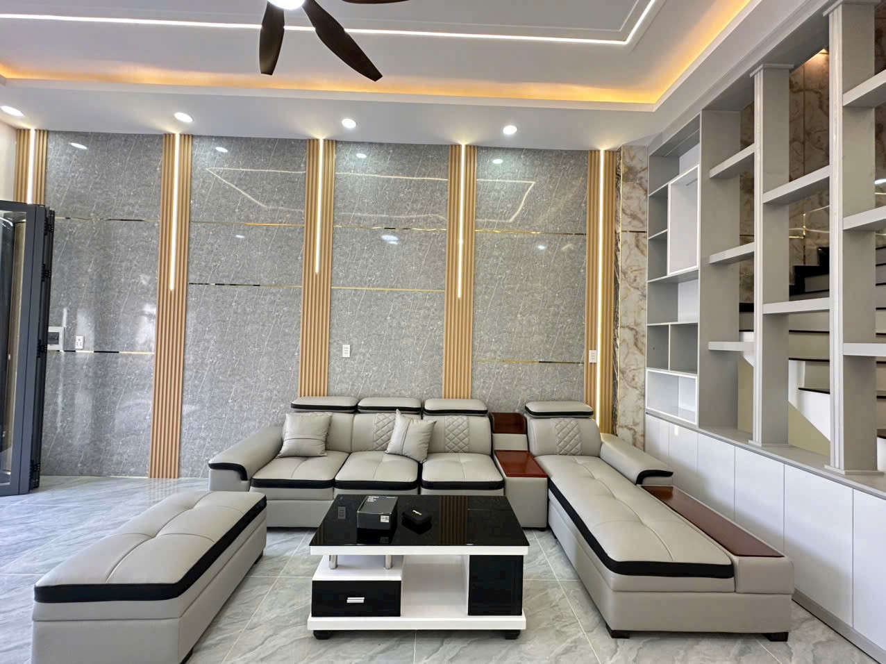 CẦN BÁN NHANH  Nhà 1 trệt 2 lầu + 1 tum sân thượng Vị Trí Tại Thị Xã Thuận An, Tỉnh Bình Dương - Ảnh 3