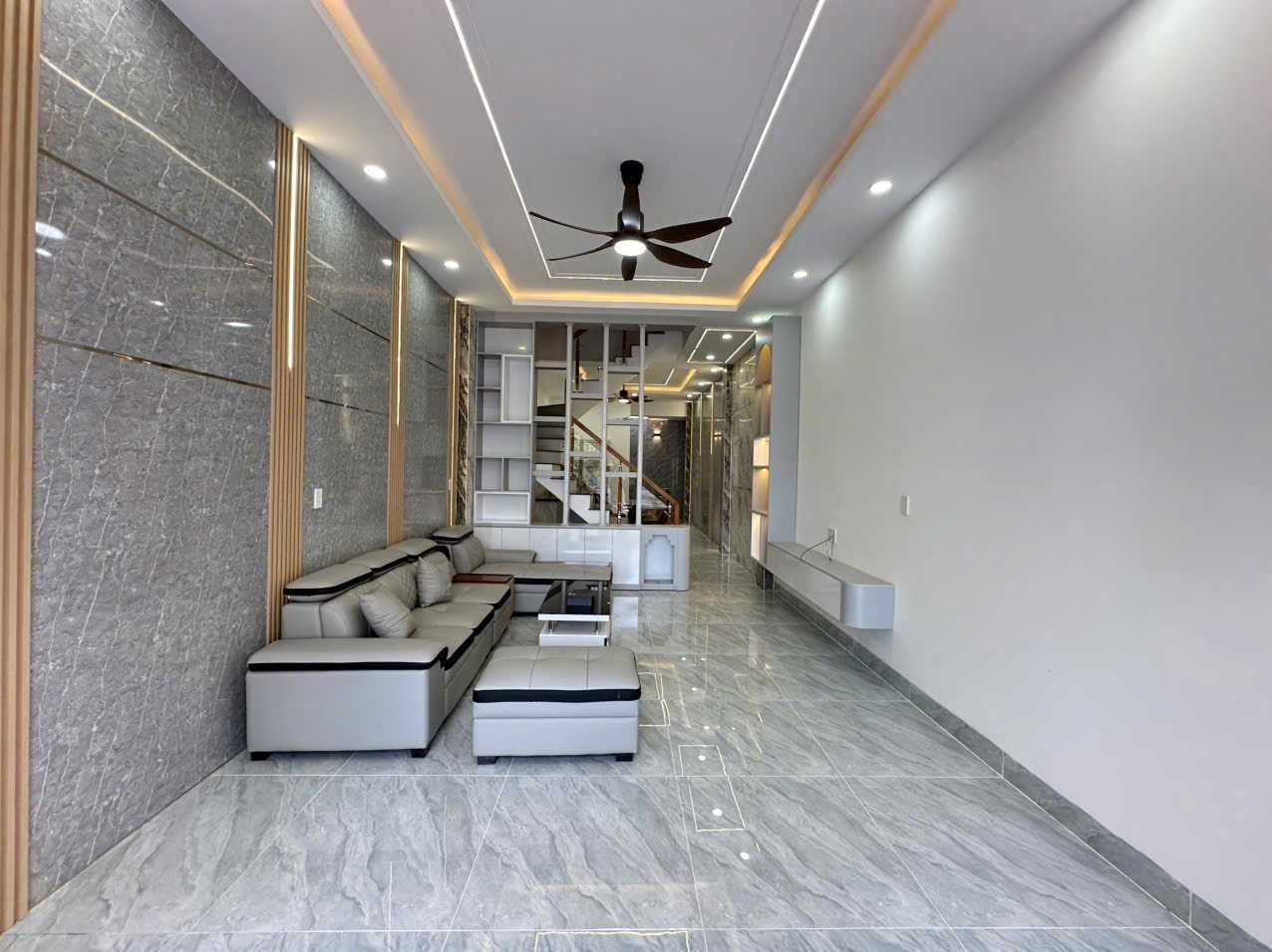 CẦN BÁN NHANH  Nhà 1 trệt 2 lầu + 1 tum sân thượng Vị Trí Tại Thị Xã Thuận An, Tỉnh Bình Dương - Ảnh 4