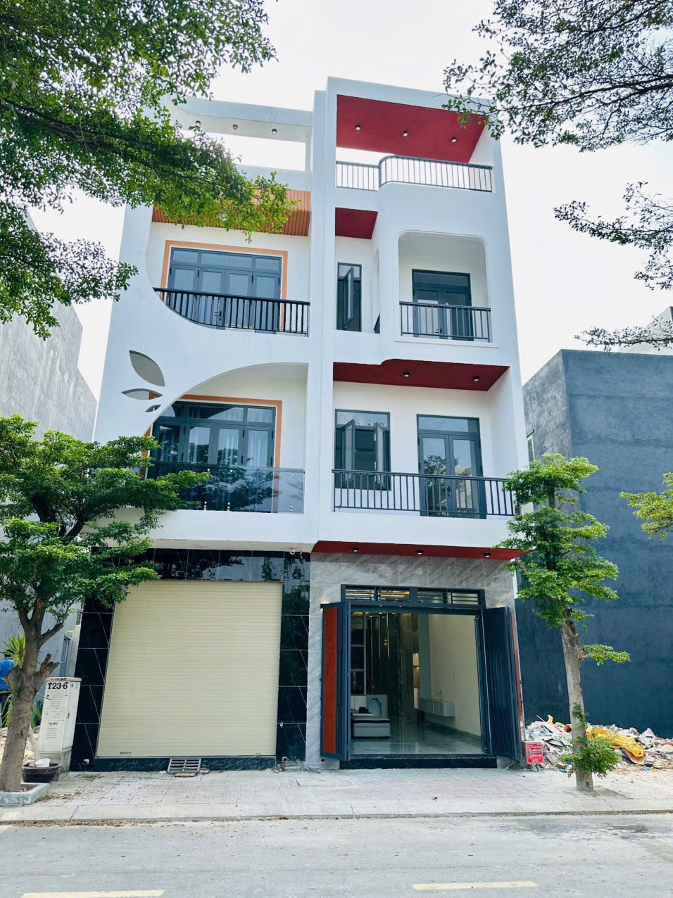 CẦN BÁN NHANH  Nhà 1 trệt 2 lầu + 1 tum sân thượng Vị Trí Tại Thị Xã Thuận An, Tỉnh Bình Dương - Ảnh chính