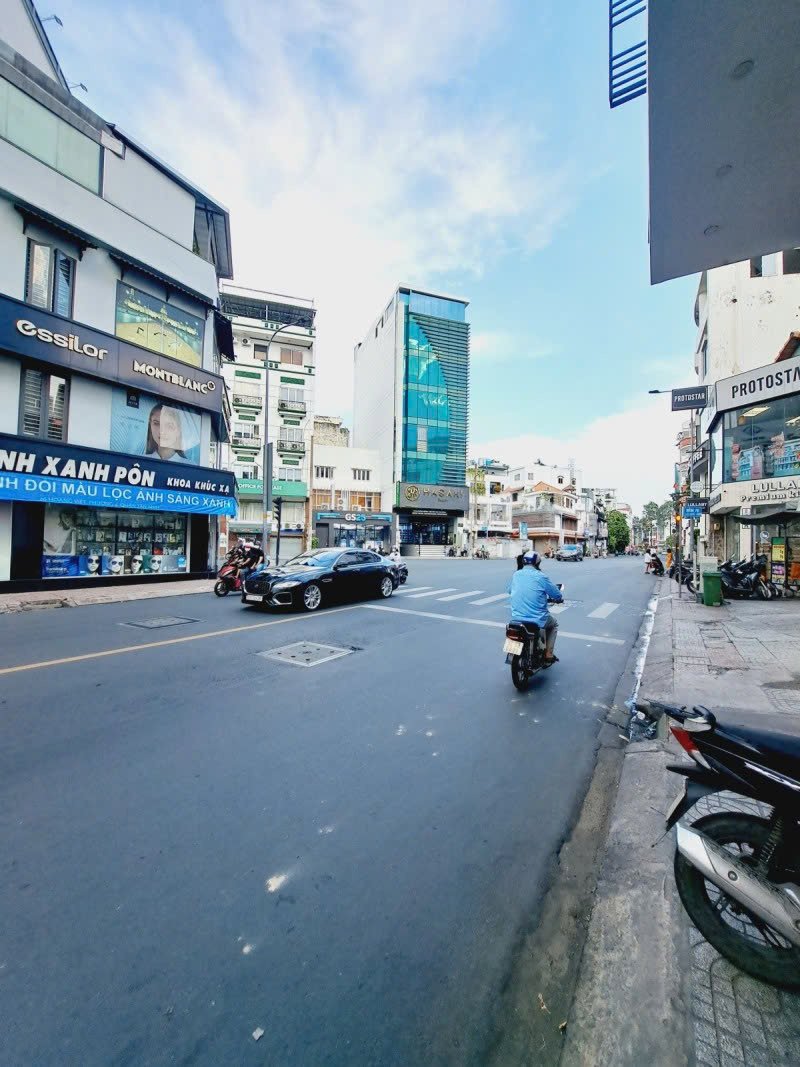 Bán Tòa Nhà 8 tầng, Mặt tiền Út Tịch - Hoàng Văn Thụ, 14x19.5m, 28PN, HĐT 300tr, 155 tỷ. - Ảnh chính