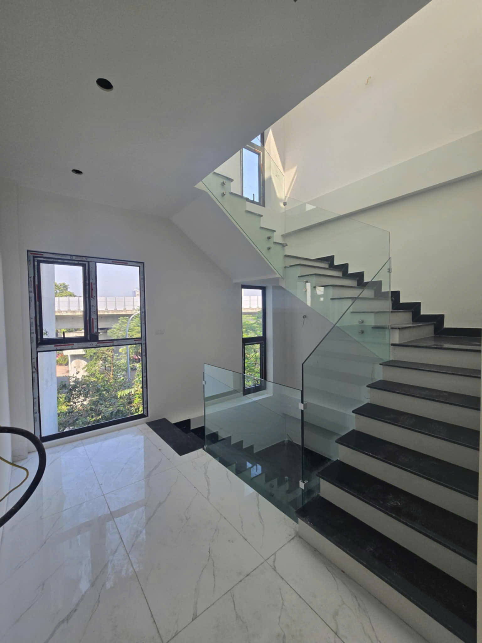 Bán nhà phố Hoàng Cầu, Đống Đa 45m2, 5 tầng, mặt tiền 4.3m ô tô sát Hồ Hoàng Cầu - Ảnh 2