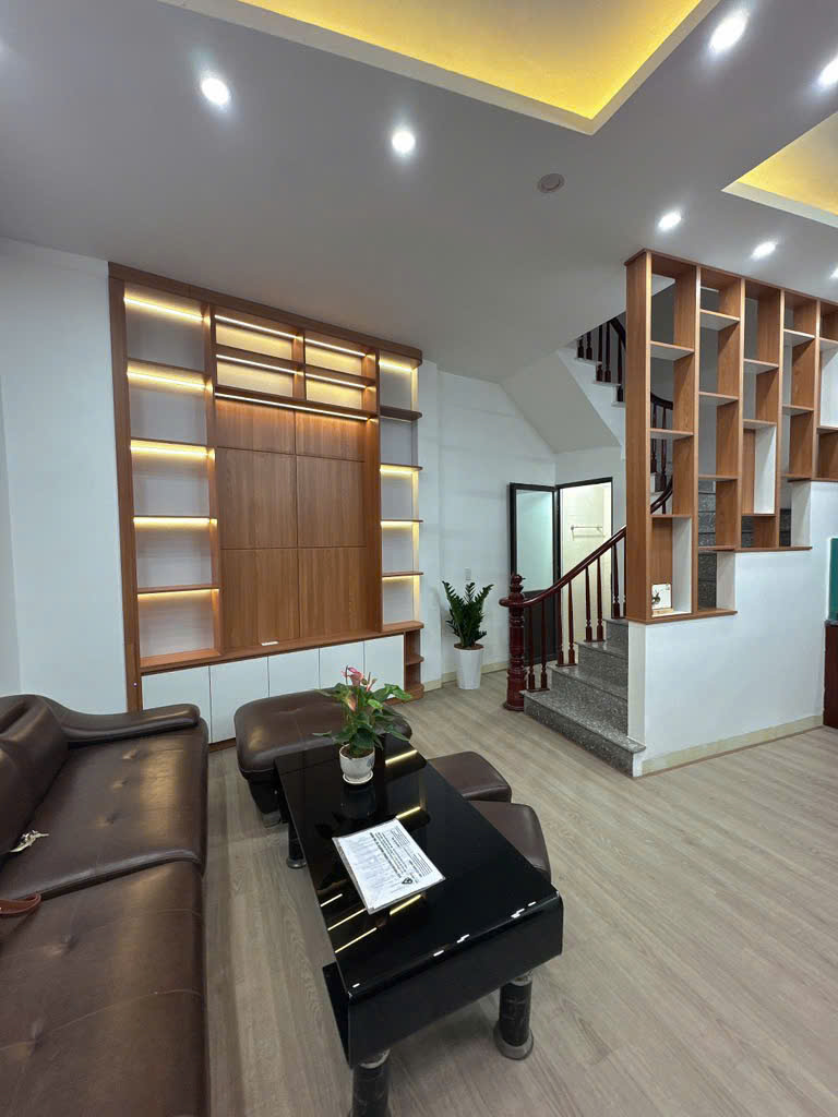 Bán nhà phố Trạm - 36m² x 5 tầng, mặt tiền 6m, vị trí đẹp, giá chỉ 6,1 tỷ! - Ảnh 1