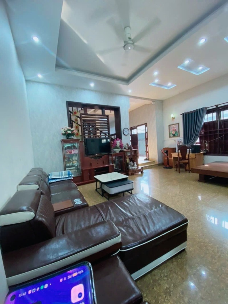 Bán BIỆT THỰ ĐẲNG CÂP 242m2 ngay Trung Tâm Dĩ An,ngang KHỦNG 12m - Ảnh 2