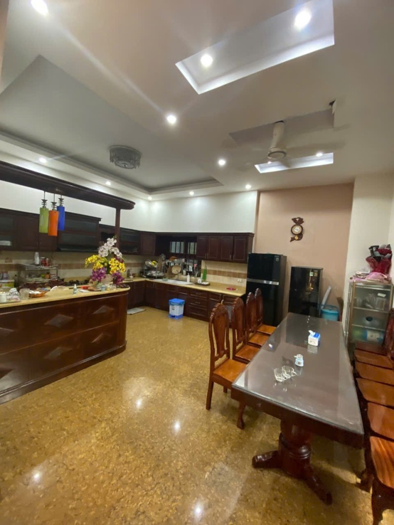 Bán BIỆT THỰ ĐẲNG CÂP 242m2 ngay Trung Tâm Dĩ An,ngang KHỦNG 12m - Ảnh 1