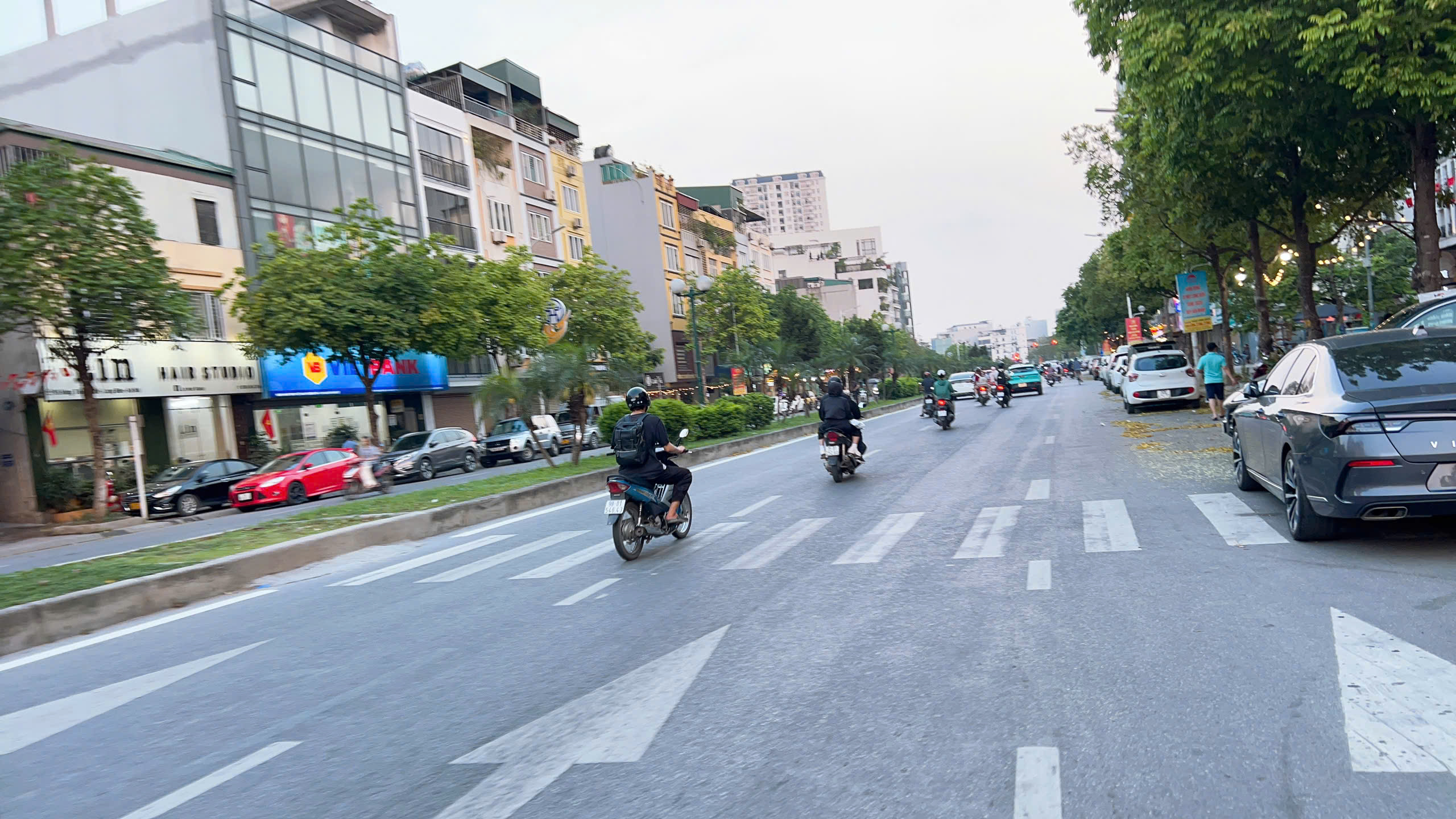 HƠN 8 TỶ, NHÀ MỚI KOONG PHỐ HỒNG TIẾN 40M, 6T, MT5M, THANG MÁY, 10M RA Ô TÔ TRÁNH. - Ảnh 1