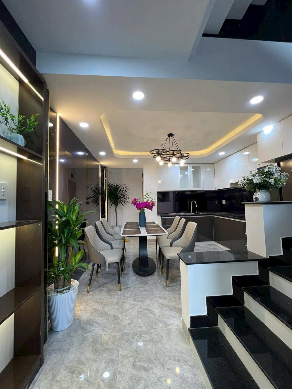 NHÀ 4 LẦU XE HƠI NGAY NGÃ TƯ GA Q12! QUÁ ĐẸP! GIÁ RẤT TỐT LUÔN - Ảnh 1