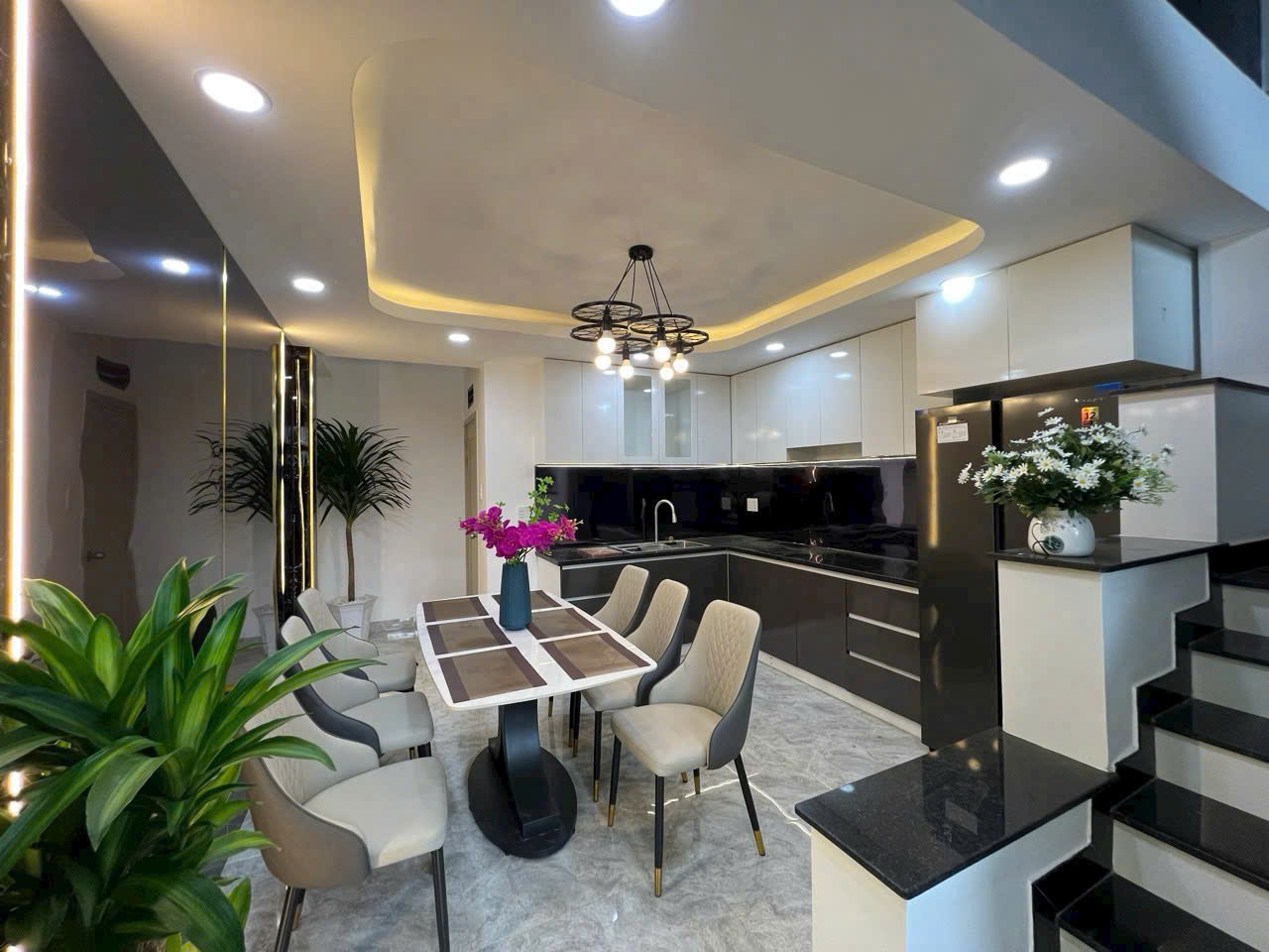 NHÀ 4 LẦU XE HƠI NGAY NGÃ TƯ GA Q12! QUÁ ĐẸP! GIÁ RẤT TỐT LUÔN - Ảnh 2