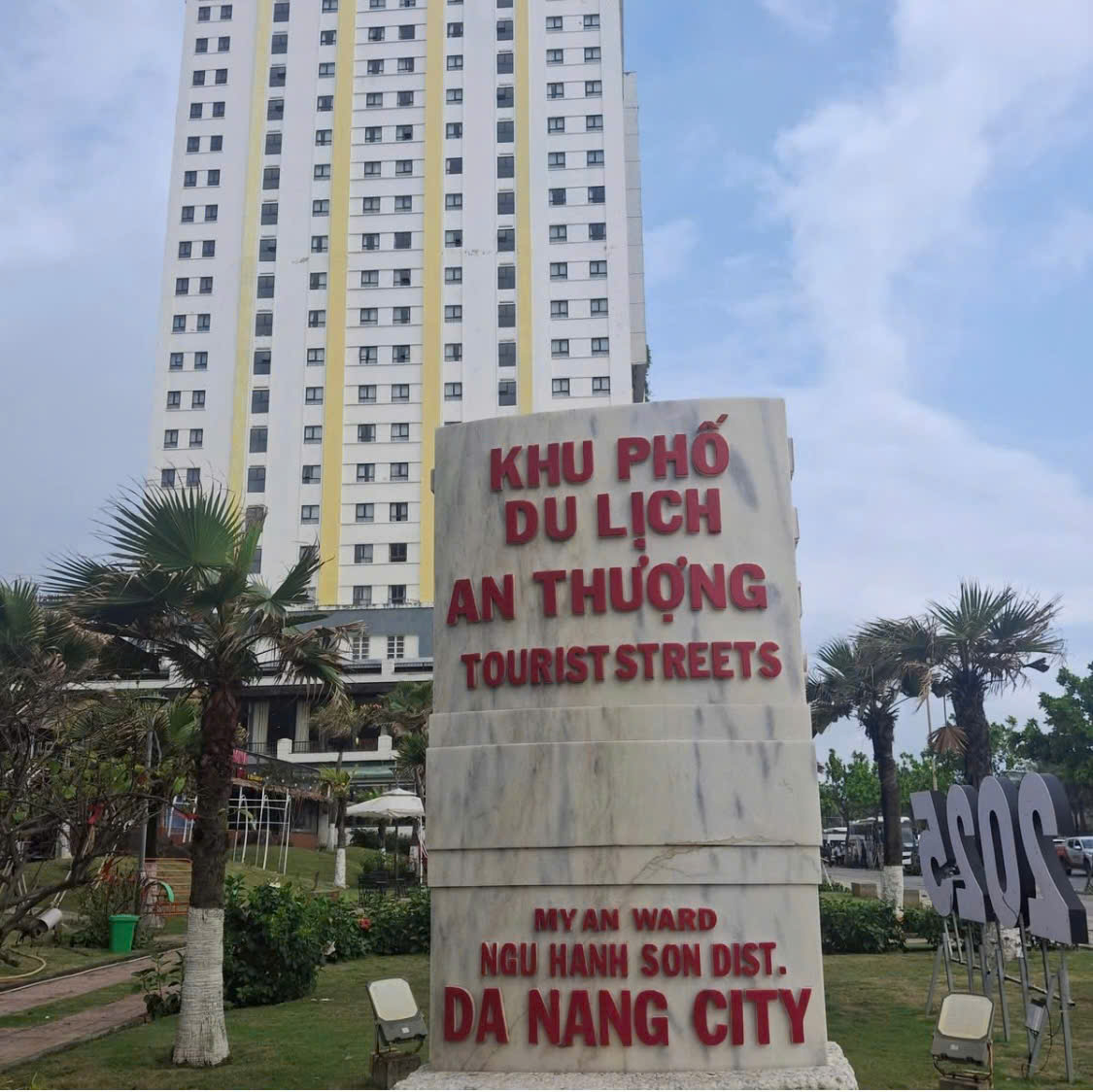 - Biển Mỹ Khê, Bán đất tặng nhà 5 tầng, Lâm Hoành, hiện đang có 16 phòng cho thuê thu nhập trên - Ảnh 1