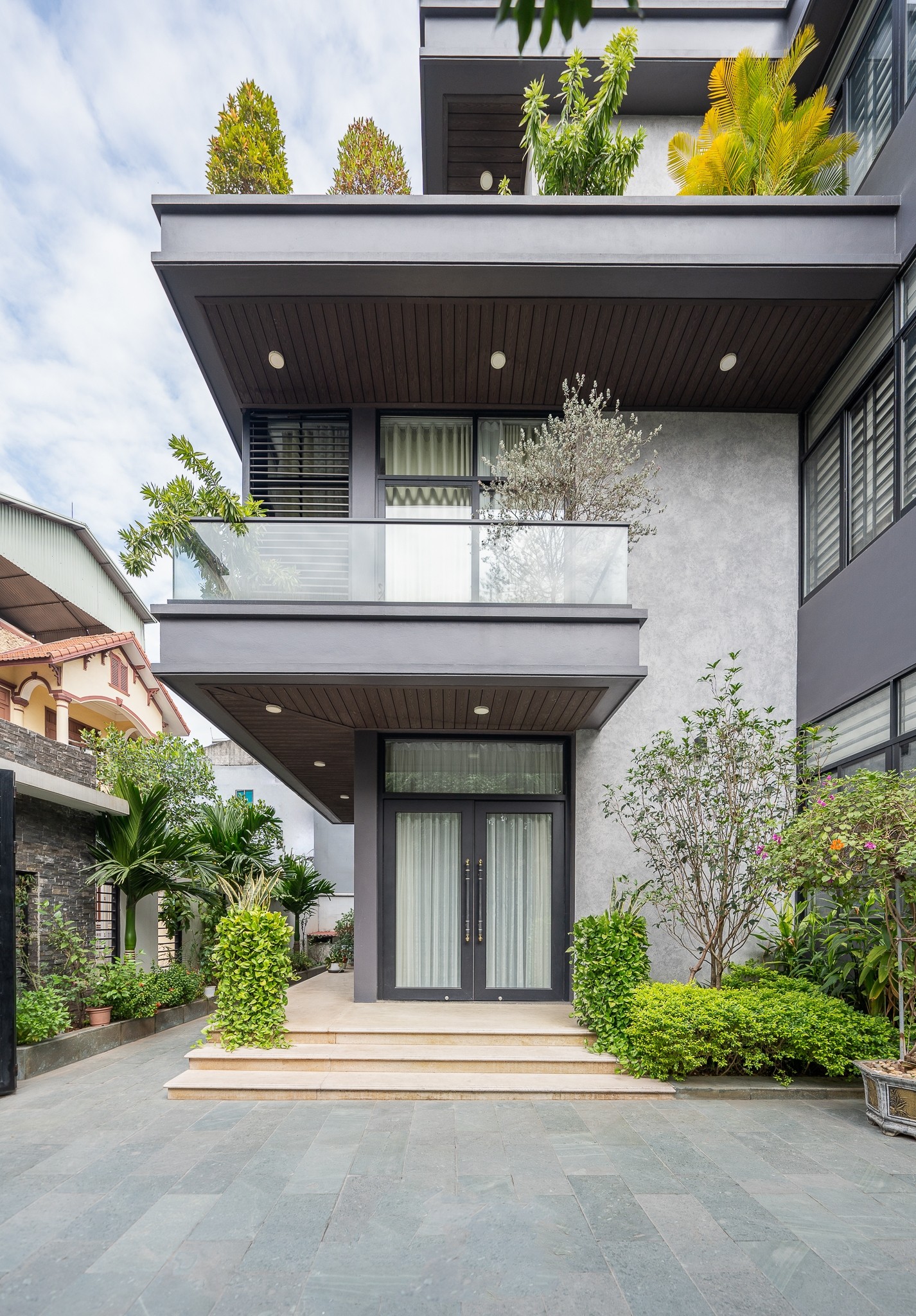 Bán Biệt thự Tây Hồ 165m² * 4 tầng, mặt tiền 11m, giá 64 tỷ, cách mặt hồ Tây chừng 50m. - Ảnh chính