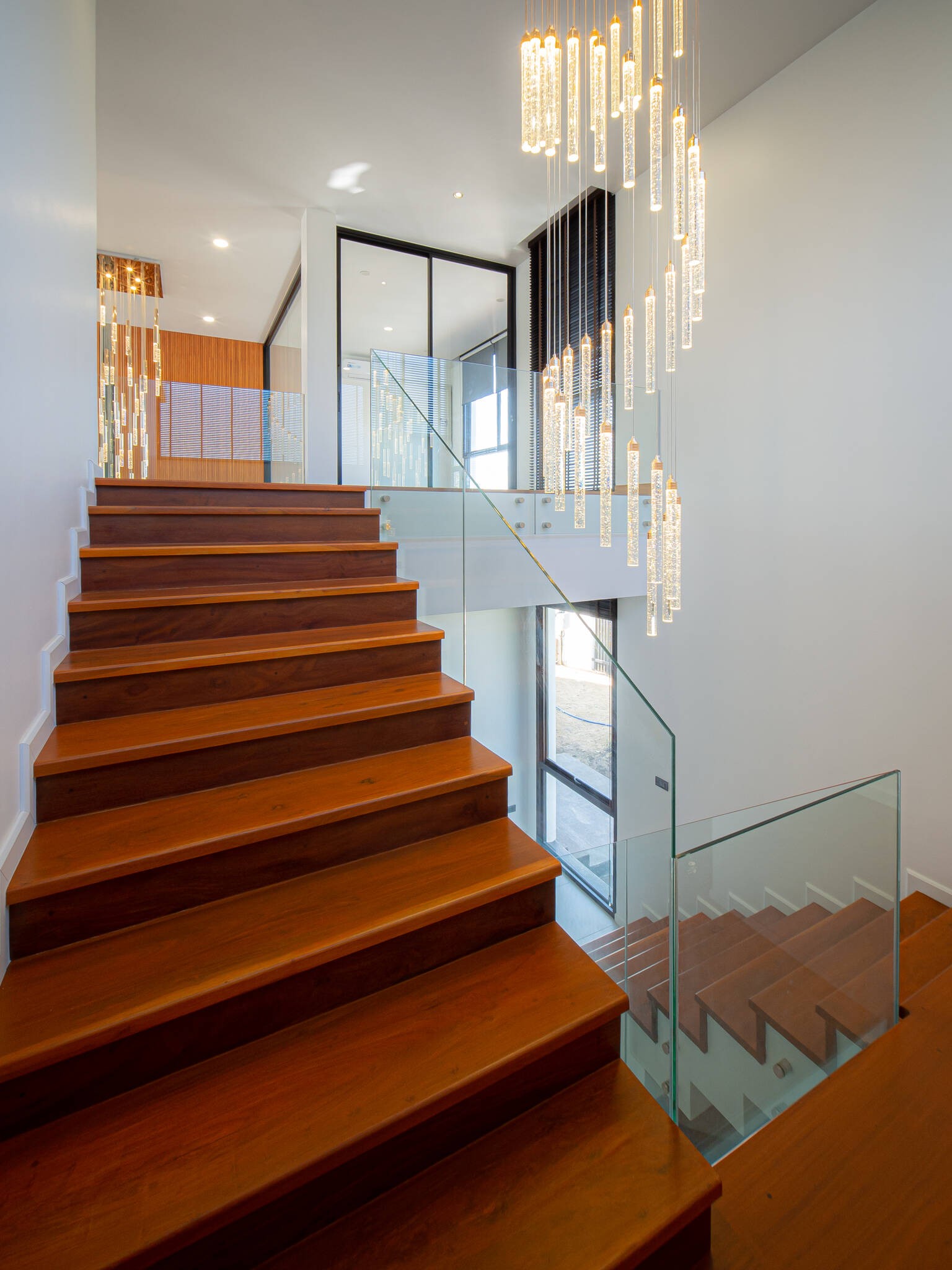 Bán Biệt thự Tây Hồ 165m² * 4 tầng, mặt tiền 11m, giá 64 tỷ, cách mặt hồ Tây chừng 50m. - Ảnh 4