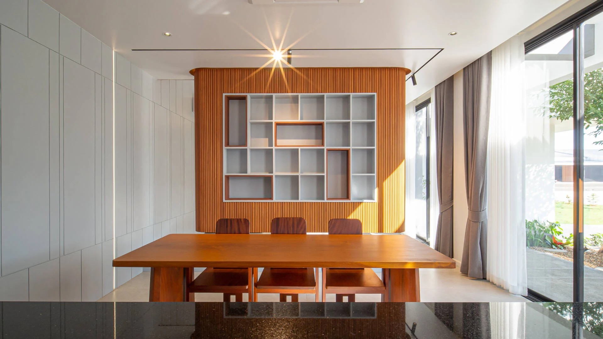 Bán Biệt thự Tây Hồ 165m² * 4 tầng, mặt tiền 11m, giá 64 tỷ, cách mặt hồ Tây chừng 50m. - Ảnh 2