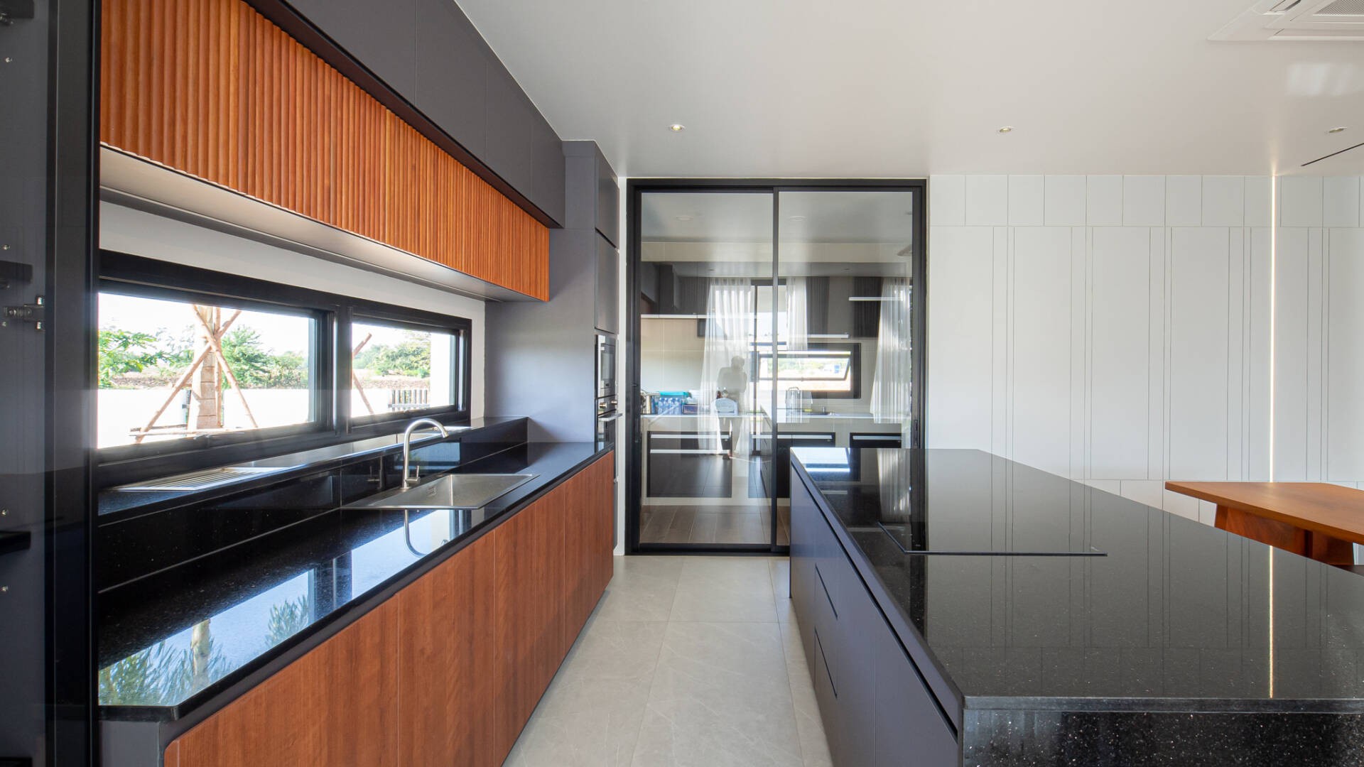 Bán Biệt thự Tây Hồ 165m² * 4 tầng, mặt tiền 11m, giá 64 tỷ, cách mặt hồ Tây chừng 50m. - Ảnh 3