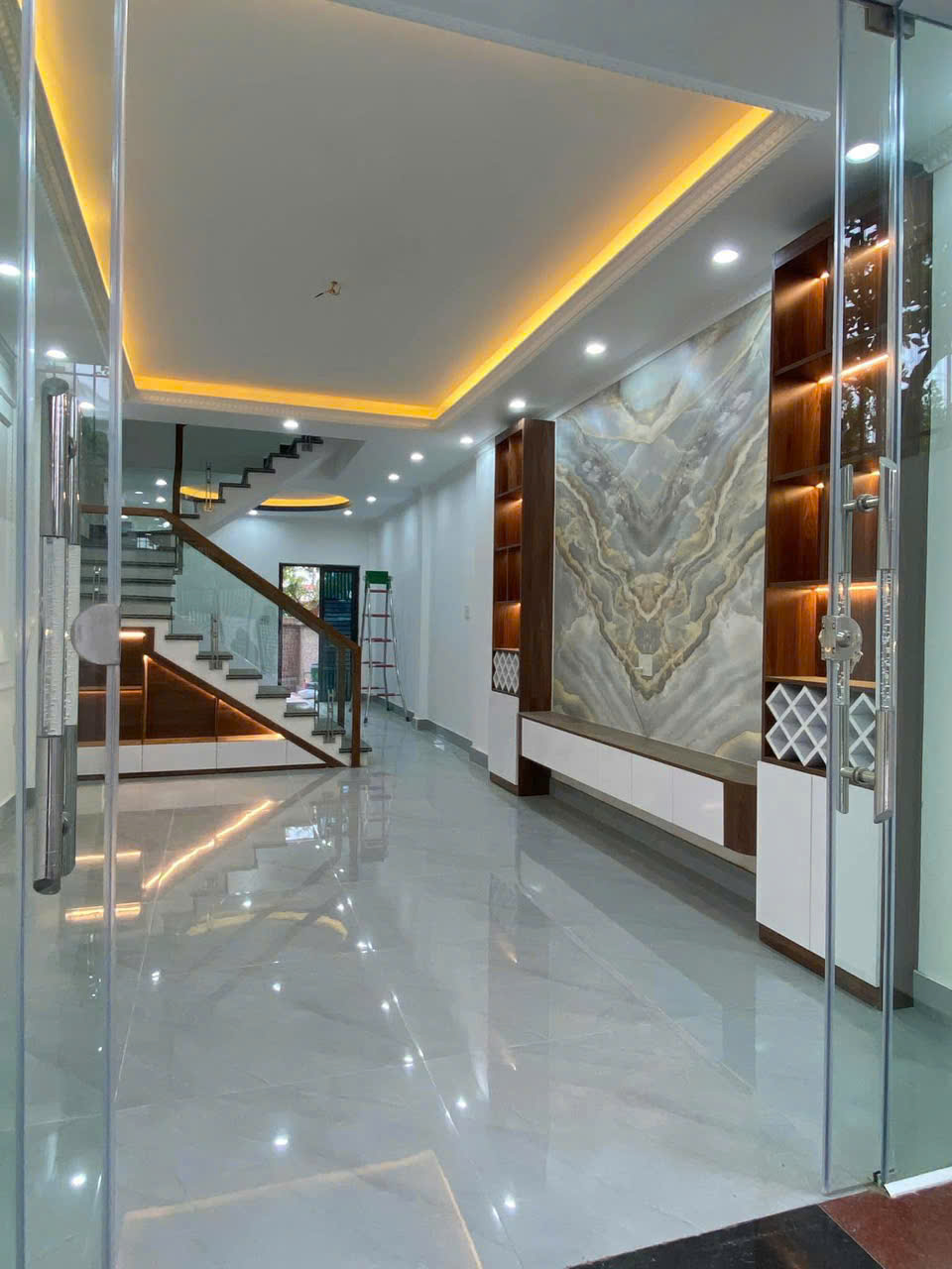 NHÀ 3 TÂNG - XÂY ĐỘC LẬP - CÓ SÂN CỔNG - ĐƯỜNG 5M Ô TÔ ĐỖ CỬA - ĐỒNG HOÀ - Ảnh 1