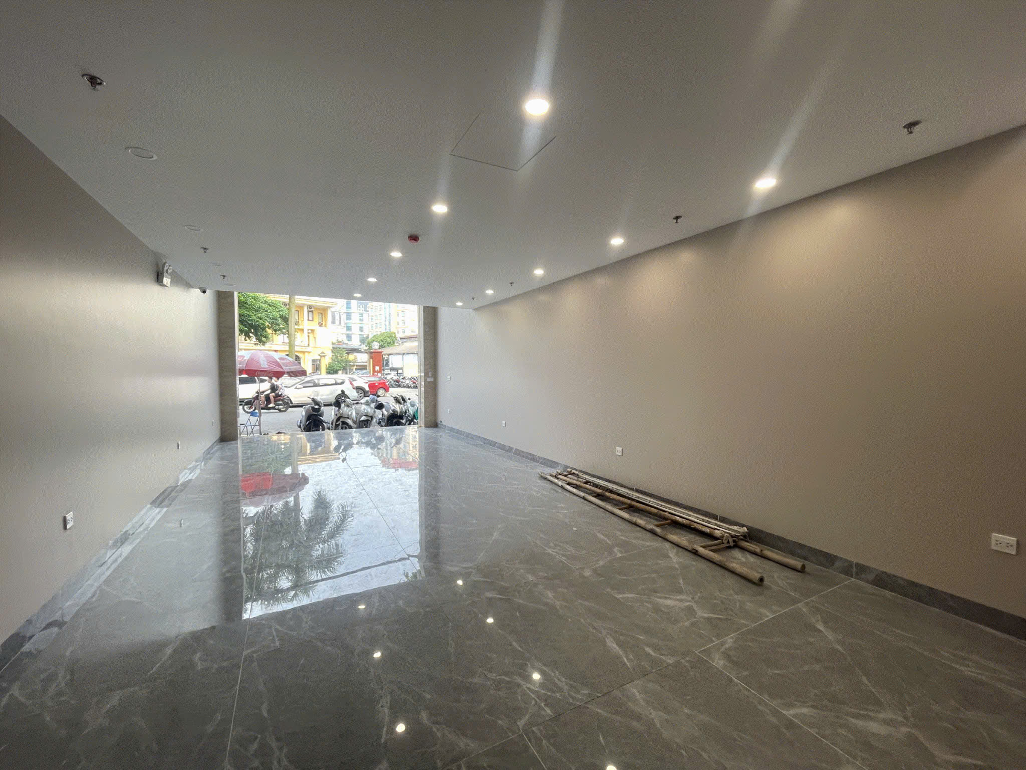 Cho thuê Tòa Nhà VP Mặt Phố Trần Quý Cáp, Đống Đa 90m x 8T thang máy giá 135 triệu - Ảnh chính