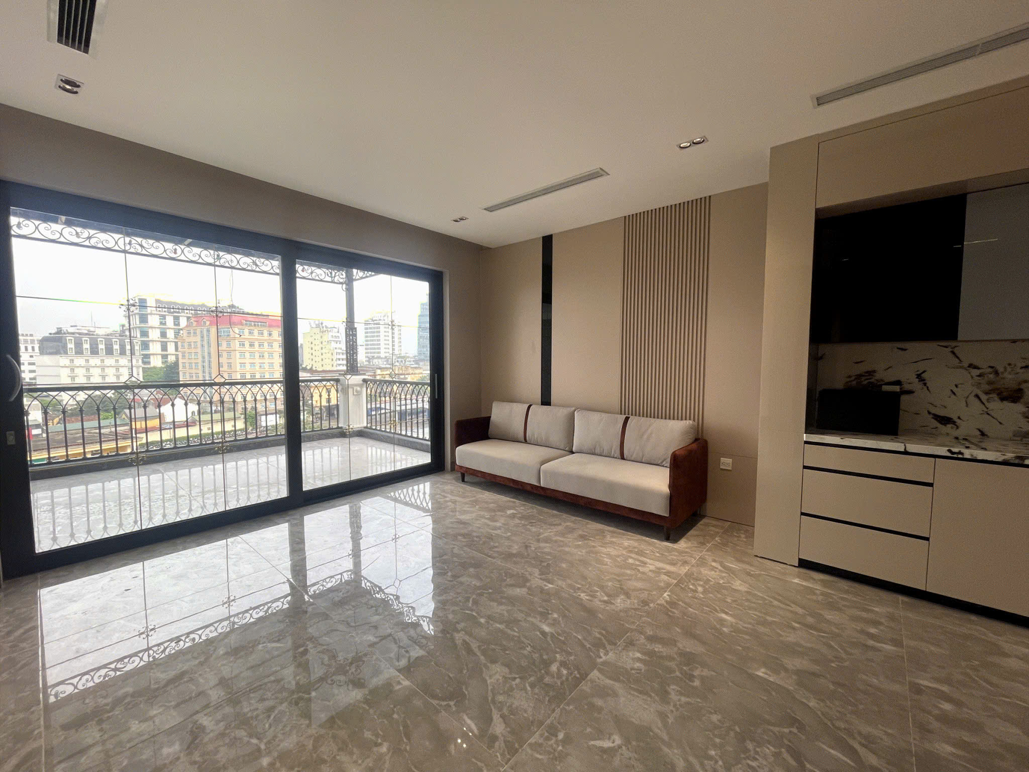 Cho thuê Tòa Nhà VP Mặt Phố Trần Quý Cáp, Đống Đa 90m x 8T thang máy giá 135 triệu - Ảnh 2