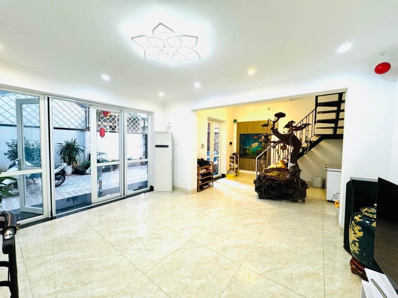 Bán nhà Phố Vũ Miên,Yên Phụ 164m2/Mặt  tiền 11m-Cách Hồ Tây 10m-50 tỷ, Sổ vuông - Ảnh 2