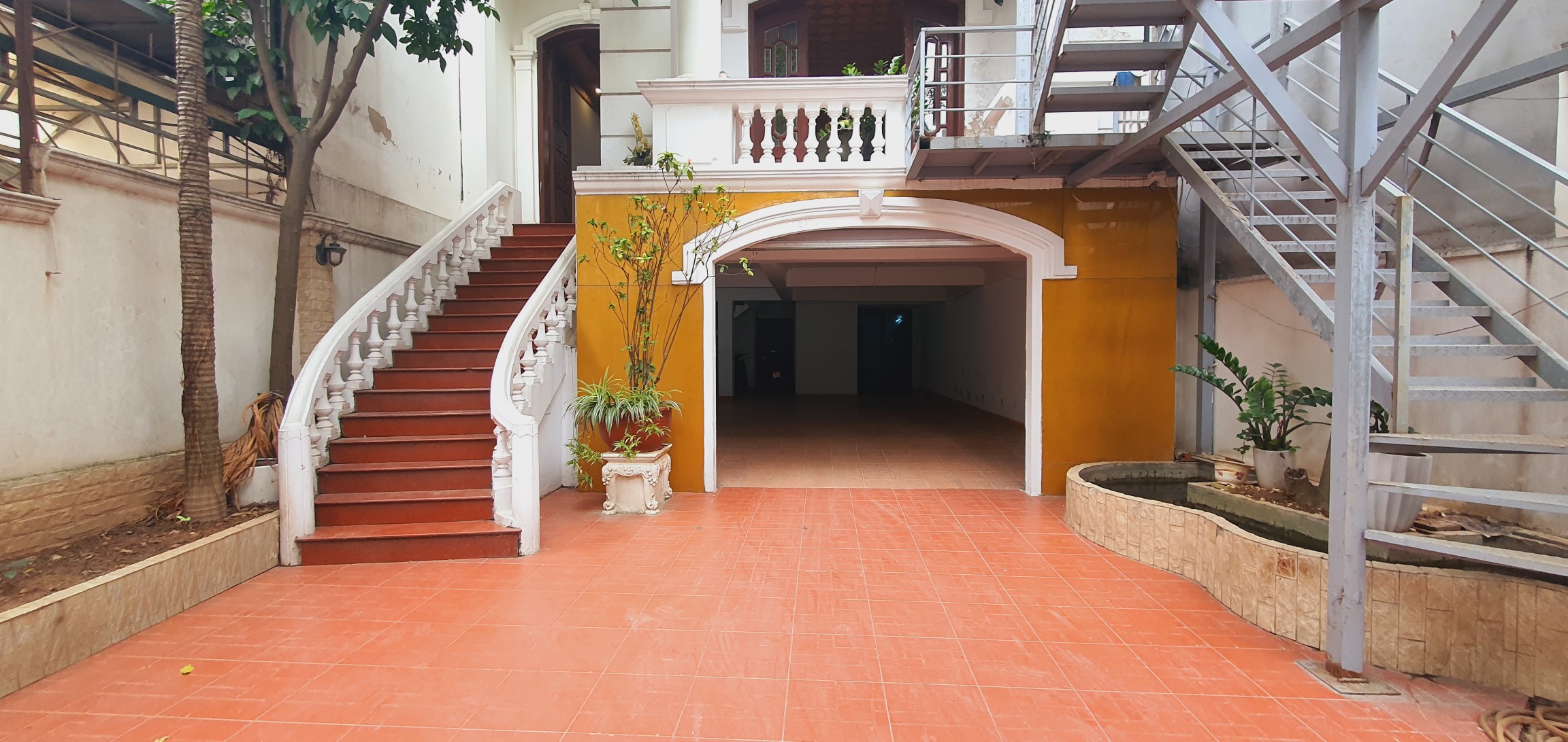 Bán nhà phố Trích Sài, Hồ Tây 215m2, 5T thang máy, mặt tiền 10m view Hồ Tây giá 85 tỷ - Ảnh 1