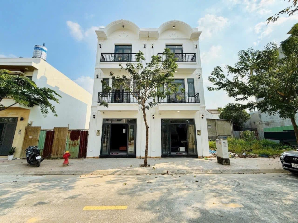 Nhà phố 3 lầu rất đẹp, khu dân cư vip đồng bộ, đường 12m. Nhà rộng gia đình ở thoải mái - Ảnh chính